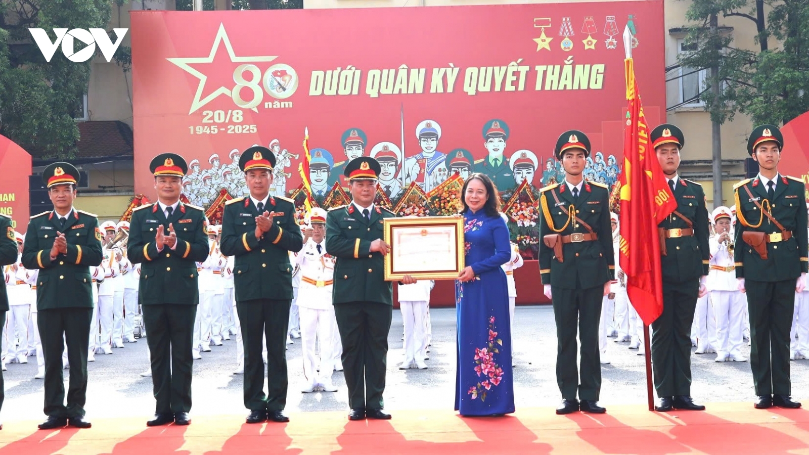 Đoàn Nghi lễ Quân đội đón nhận Huân chương Bảo vệ Tổ quốc hạng Nhì