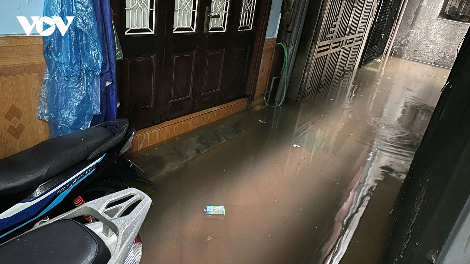 Nhiều khu dân cư ở Thủ đô Hà Nội vẫn ngập sâu, cuộc sống người dân đảo lộn