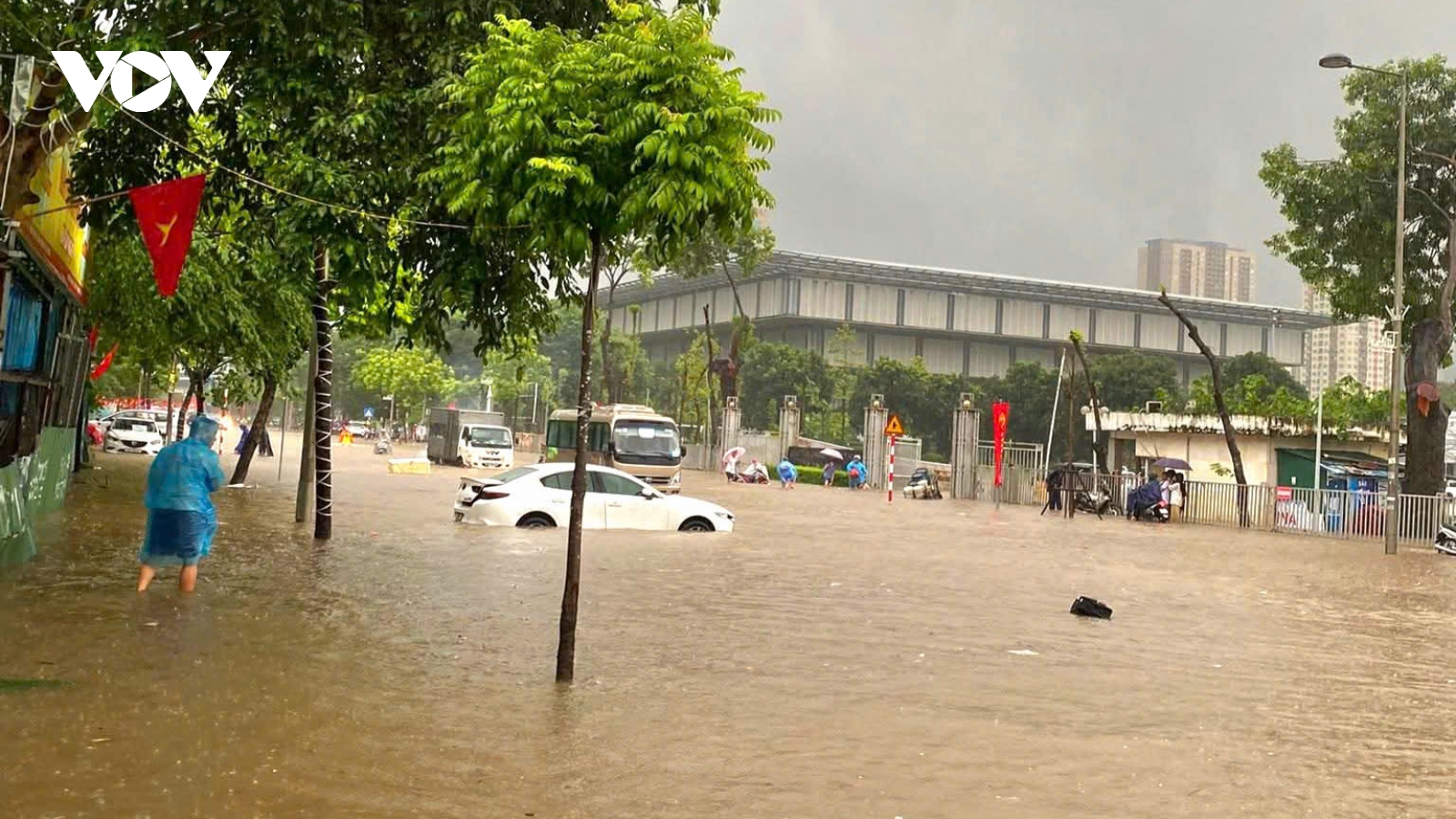 Xe chìm trong nước, chết máy la liệt sau cơn mưa lớn kéo dài ở Hà Nội