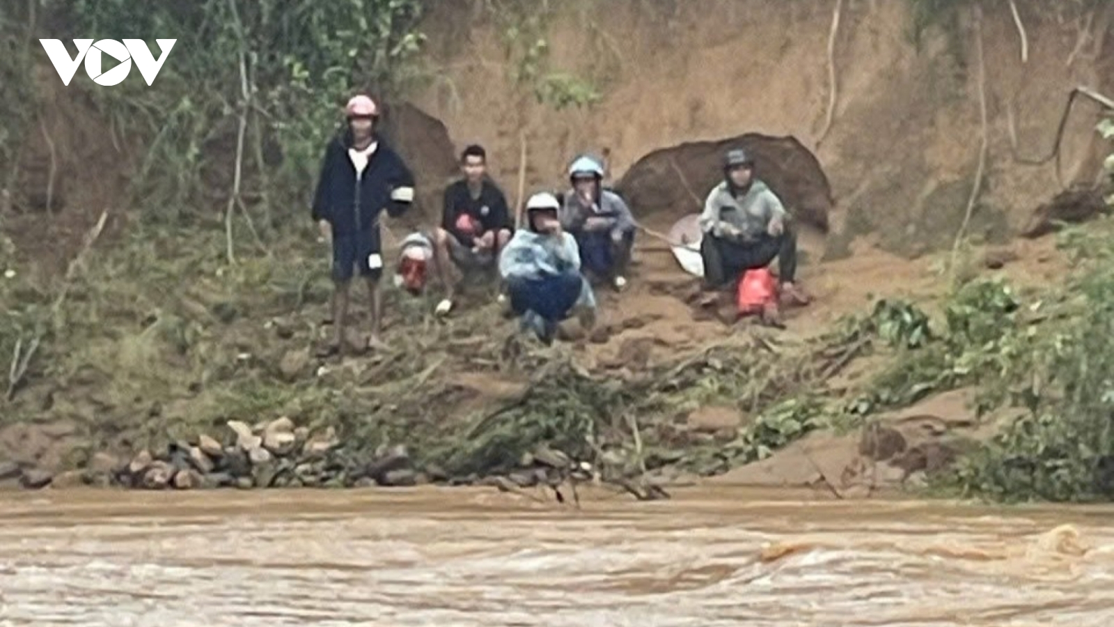 Cứu hộ thành công 5 người dân bị nước lũ cô lập ở Quảng Trị