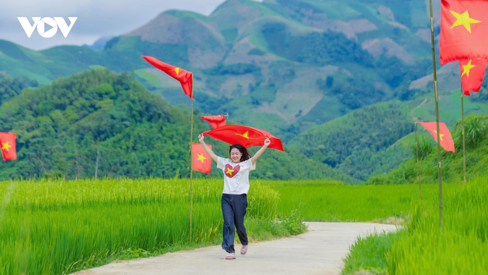 Con đường cờ Tổ quốc bừng sáng giữa trời thu Tây Bắc