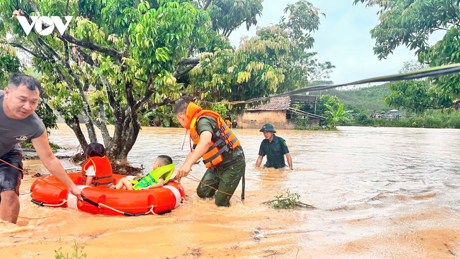 Khẩn trương hỗ trợ, ứng cứu người dân bị cô lập do mưa lũ ở Lạng Sơn