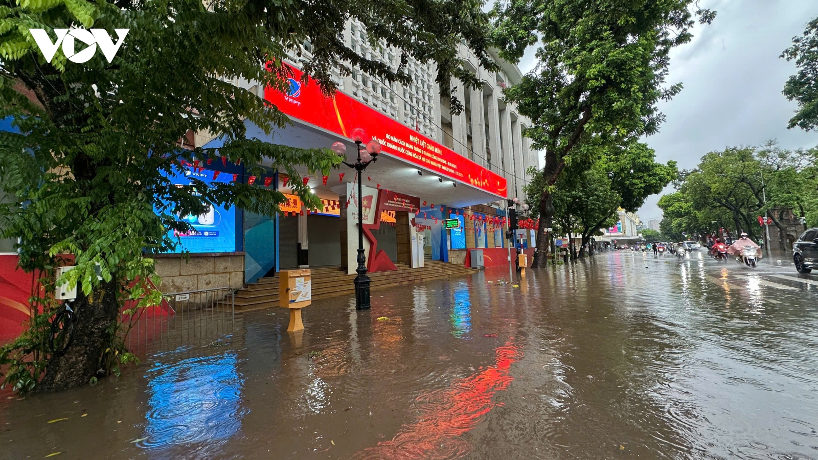 Phố đi bộ Hồ Hoàn Kiếm biến thành sông sau mưa lớn kéo dài