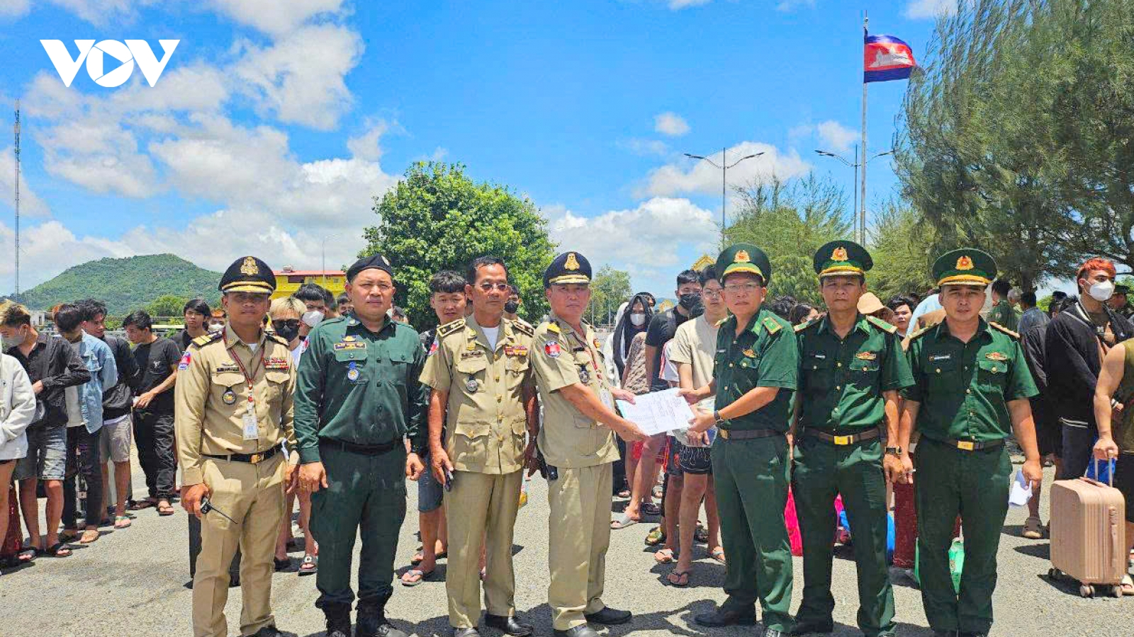 Tiếp nhận 72 công dân Việt Nam do cơ quan chức năng Campuchia bàn giao
