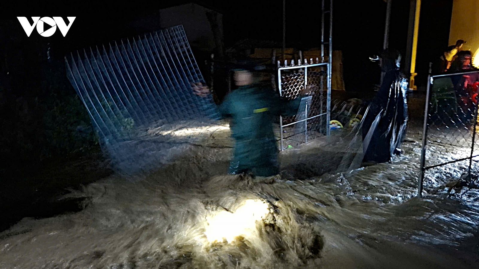 Thiệt hại gần 1.500 tỷ đồng do bão số 5, nhiều vùng ở Nghệ An vẫn ngập sâu trong nước