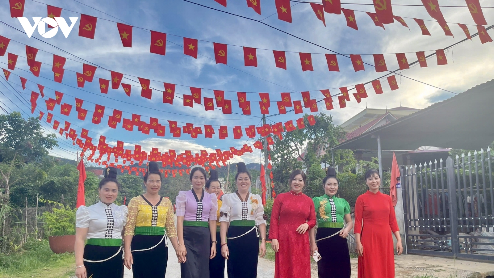 Đồng bào các dân tộc miền núi Sơn La chào đón Tết độc lập