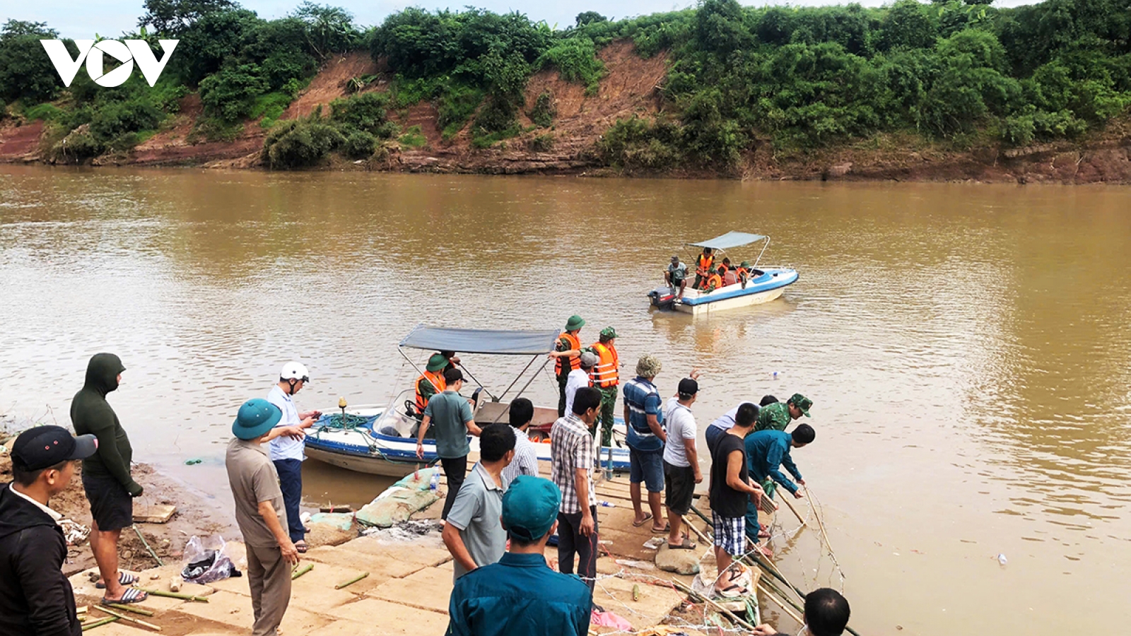 Tìm kiếm thi thể thanh niên bị đuối nước trên sông Sê Pôn (Quảng Trị)