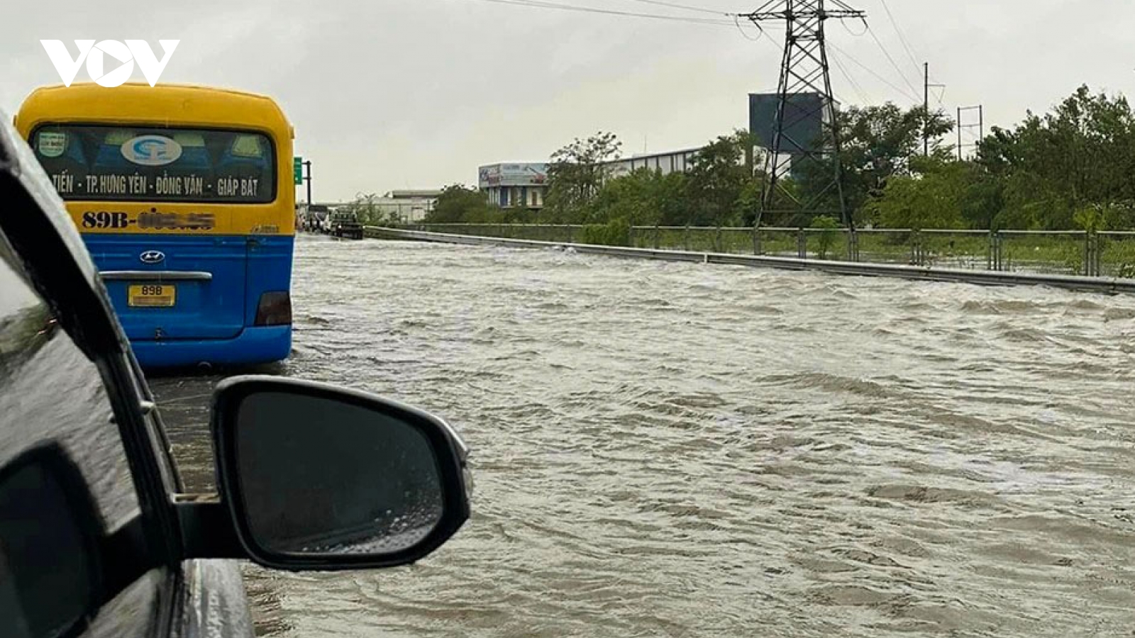 Cao tốc Pháp Vân - Cầu Giẽ ngập nặng trong cơn mưa lớn