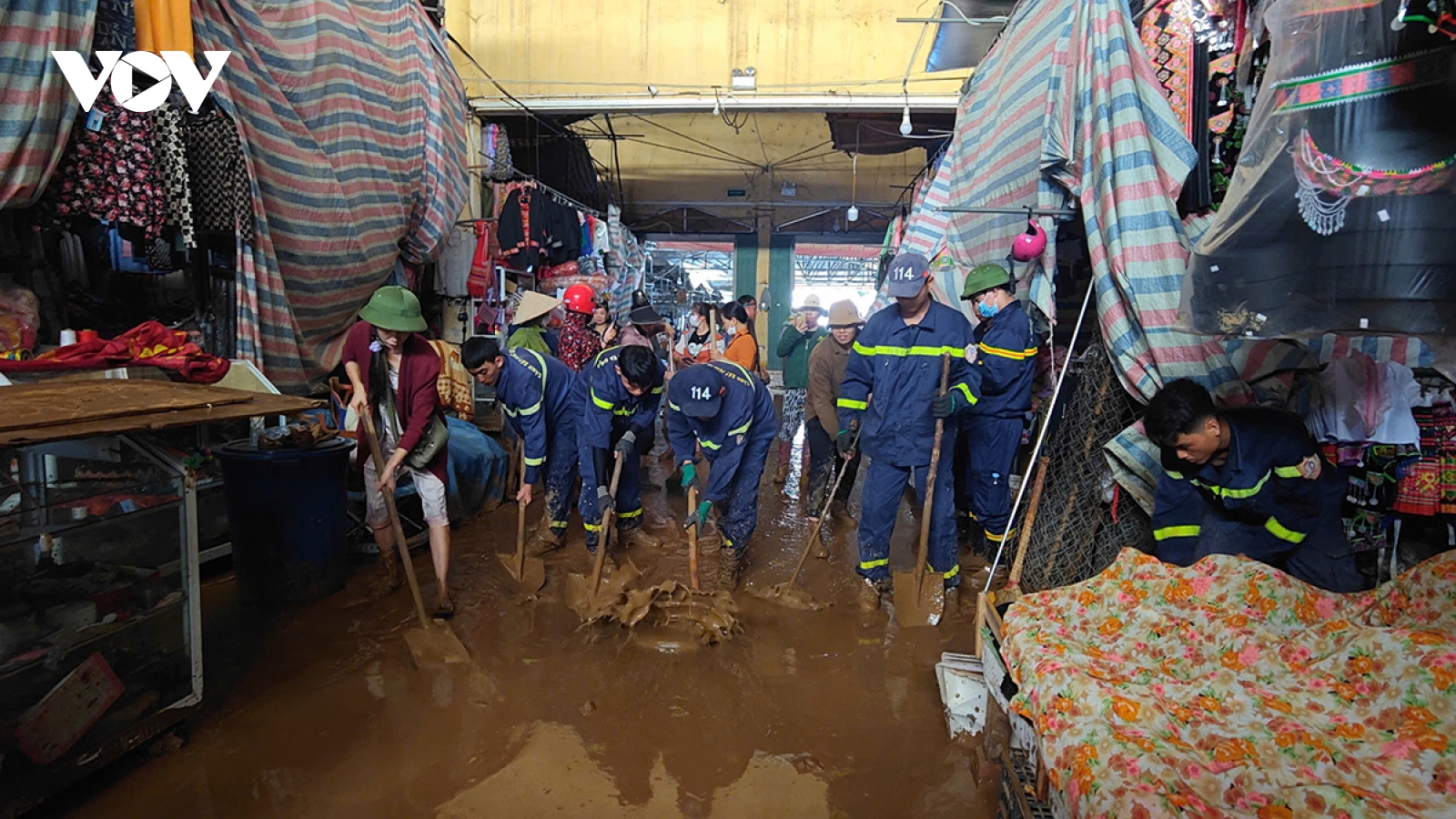 Sơn La ra quân dọn bùn, rửa đường sau lũ