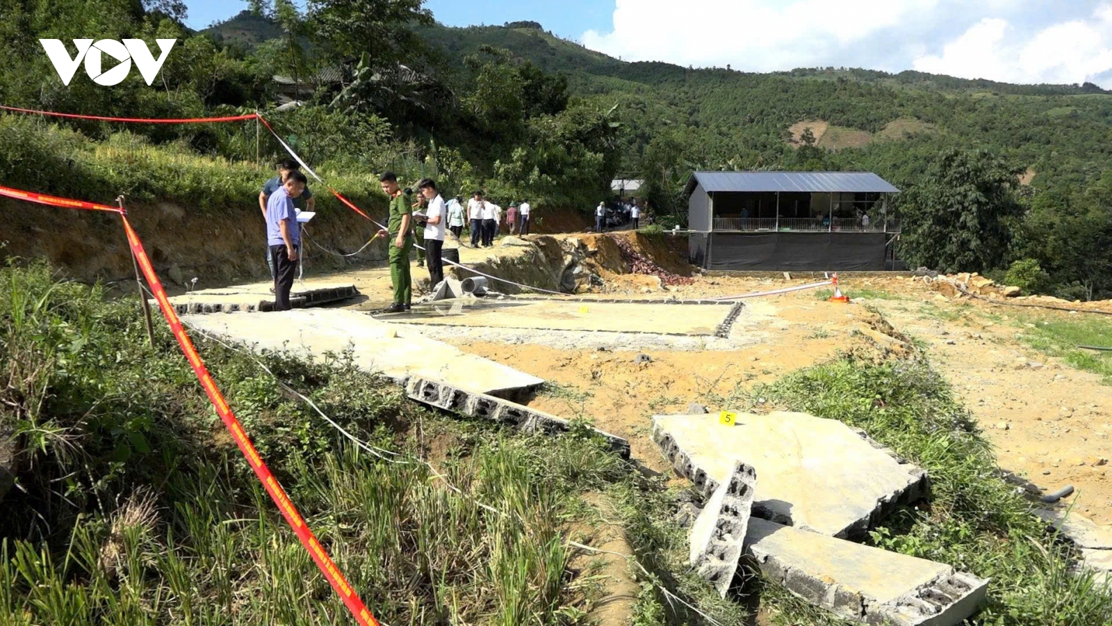 2 người tử vong, 2 trẻ nguy kịch do sập bể nước ở Lào Cai