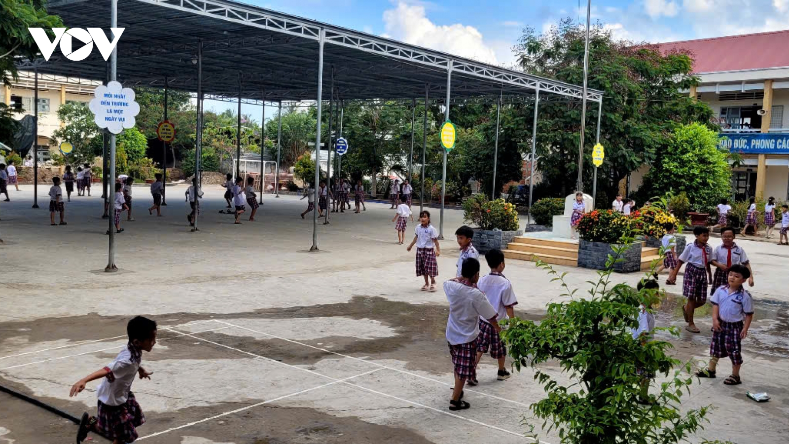 Học sinh 3 khối ở Đồng Tháp tựu trường sớm