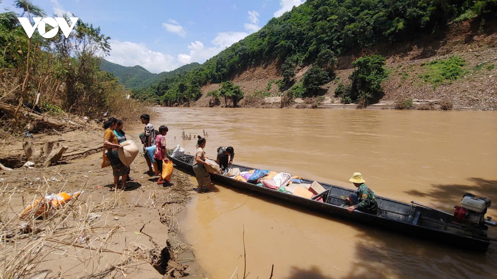 Người dân vùng lũ Nghệ An san sẻ, giúp đỡ người dân Lào bị cô lập do thiên tai