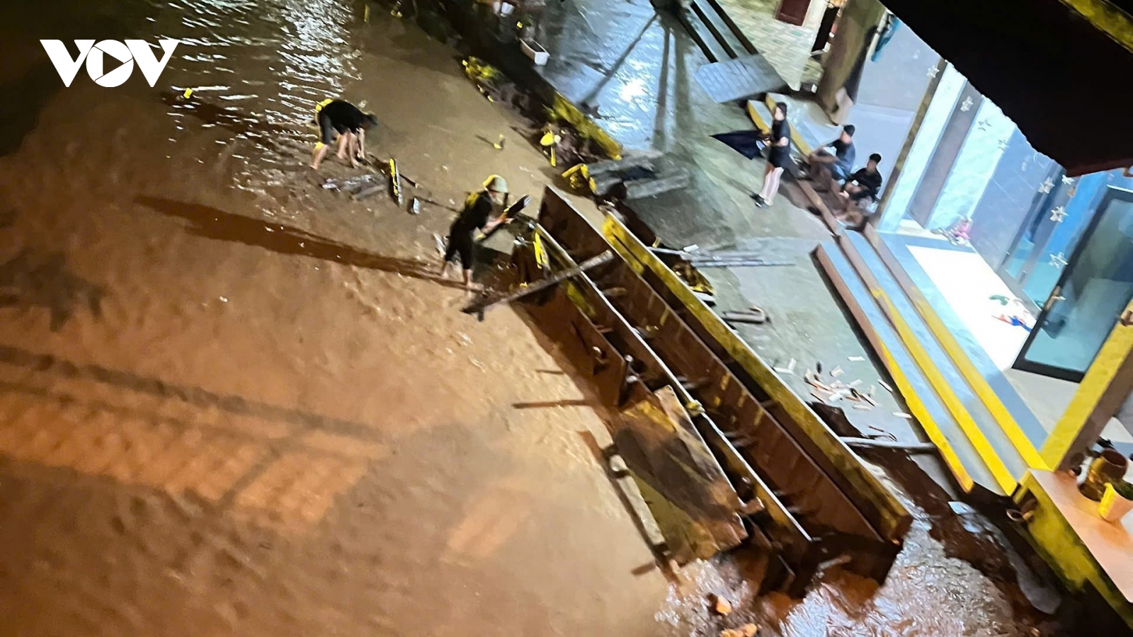 Nước sông Thao lên cao, người dân Lào Cai tất bật chạy lũ