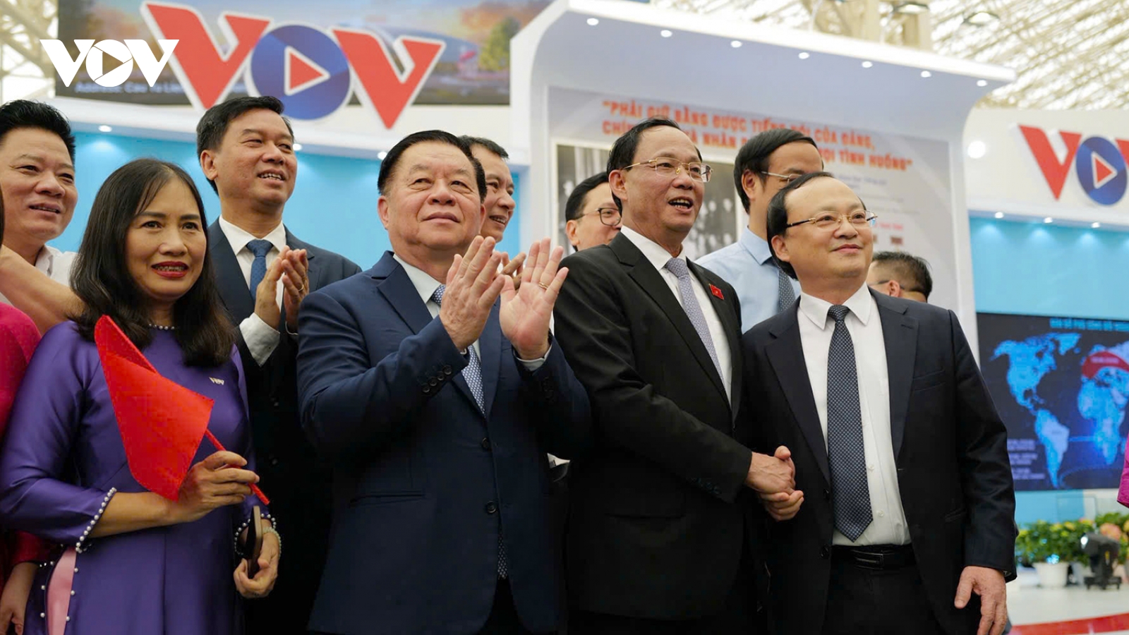 Khách tham quan ấn tượng gian trưng bày của VOV tại Triển lãm quốc gia A80