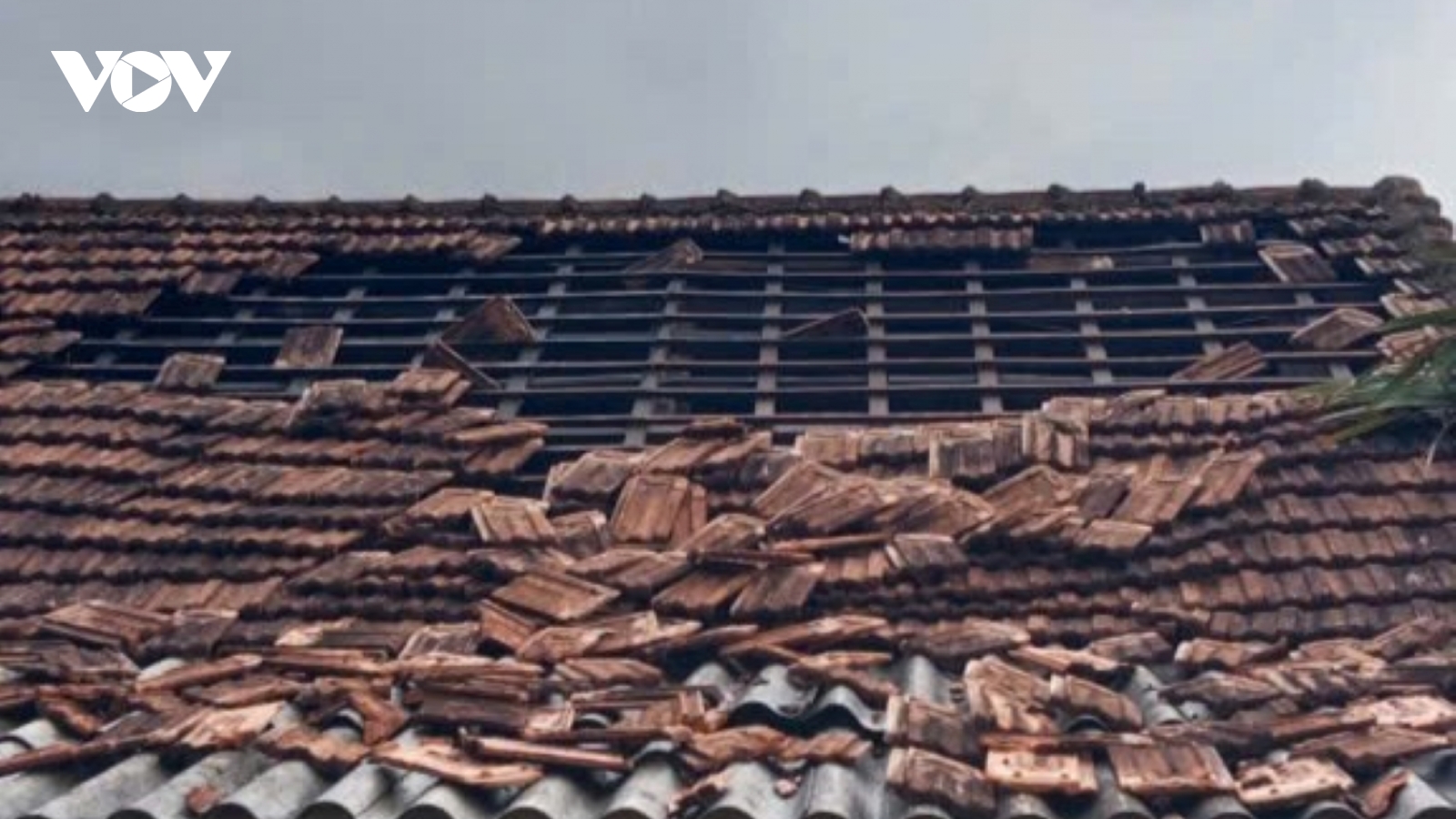 Lốc xoáy, nhiều nhà dân tốc mái ở Quảng Trị