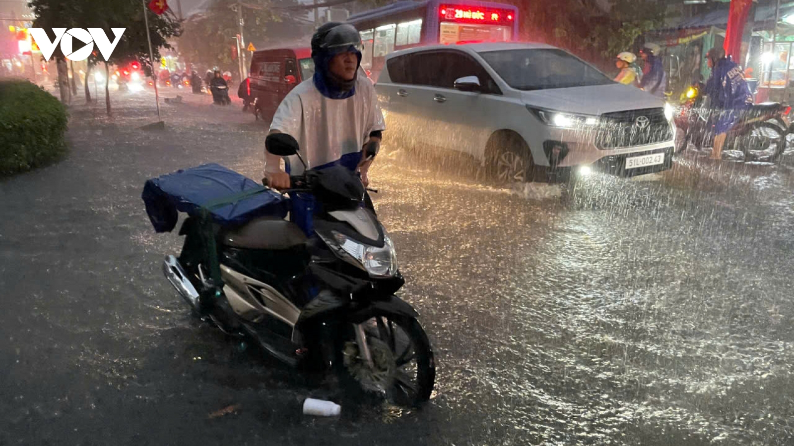 Mưa lớn kéo dài khiến nhiều tuyến đường tại TP.HCM ngập sâu, khó di chuyển