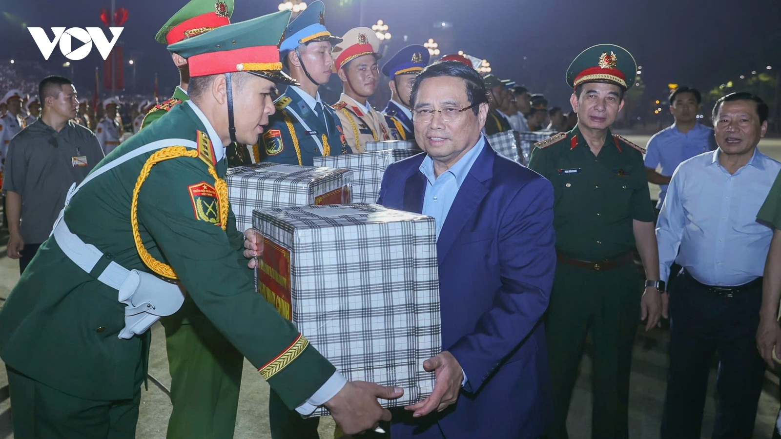 Thủ tướng tặng quà, động viên lực lượng tham gia diễu binh diễu hành buổi sơ duyệt