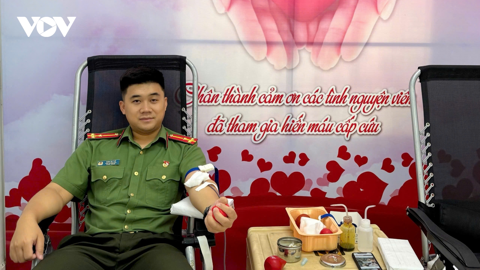 Thượng úy công an kịp thời hiến máu cứu người bệnh qua cơn nguy kịch