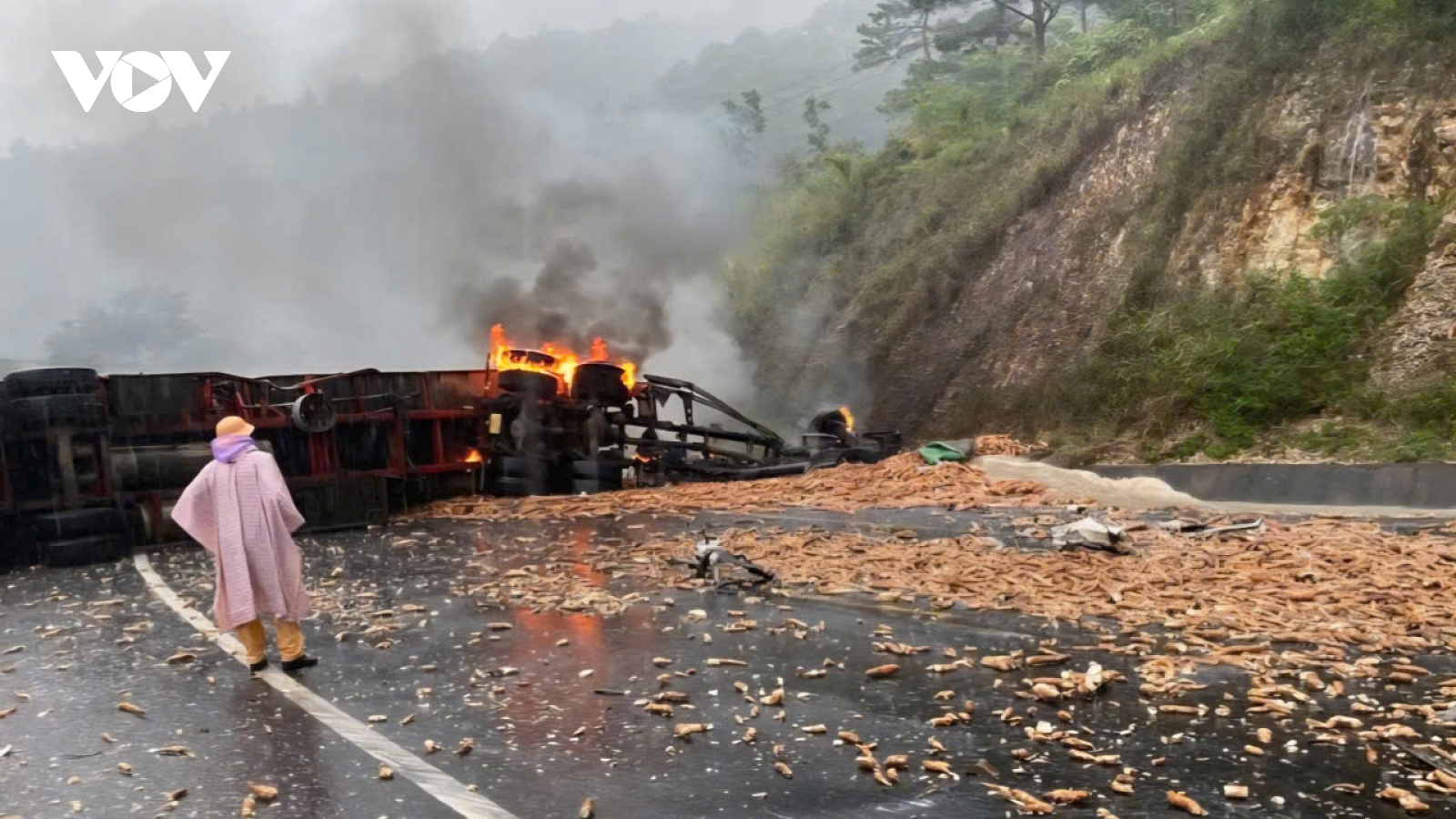 2 xe tải va chạm trên đèo Mang Yang, 1 xe bốc cháy, giao thông tê liệt