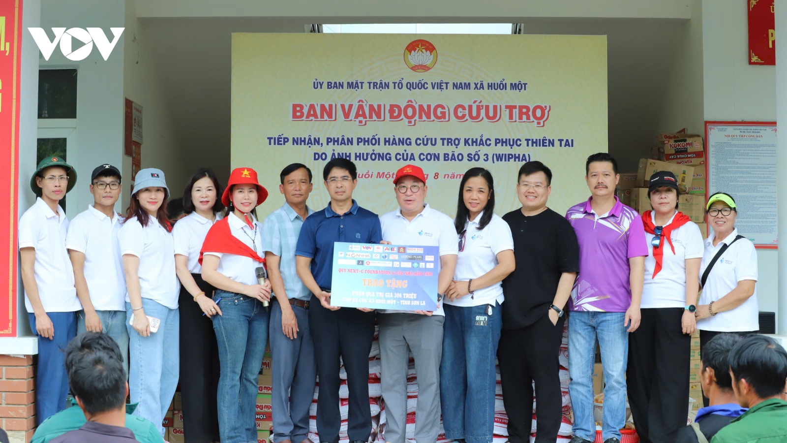 VOV Tây Bắc cùng Quỹ Vì Tương lai trao 600 suất quà hỗ trợ vùng lũ Sơn La, Điện Biên