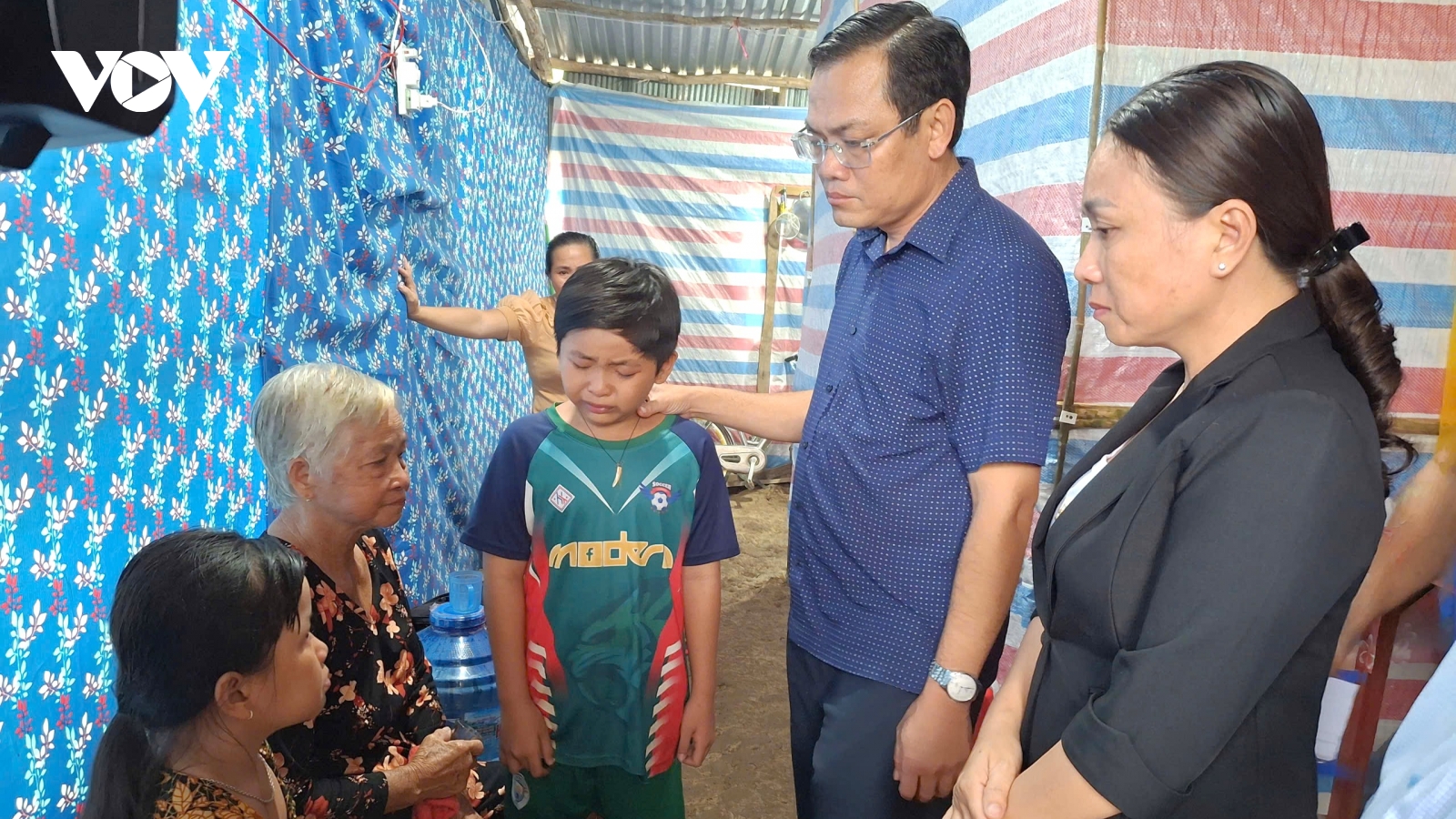 Lãnh đạo tỉnh Cà Mau đến thăm, hỗ trợ gia đình nạn nhân bị ong đốt tử vong