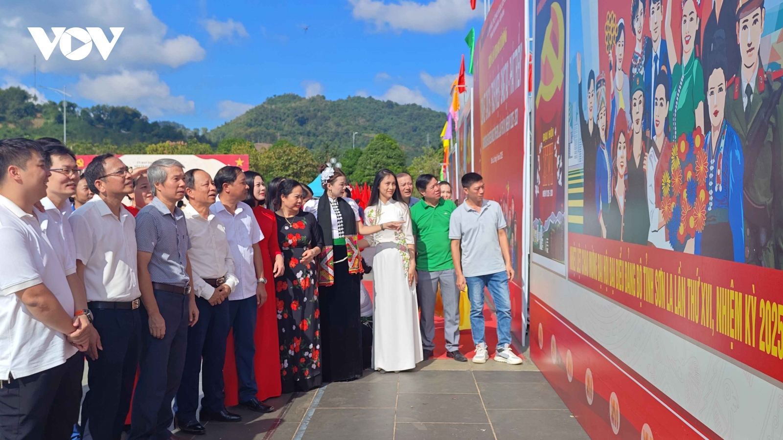 Đông đảo người dân tham gia Triển lãm cổ động chào mừng Đại hội Đảng bộ Sơn La