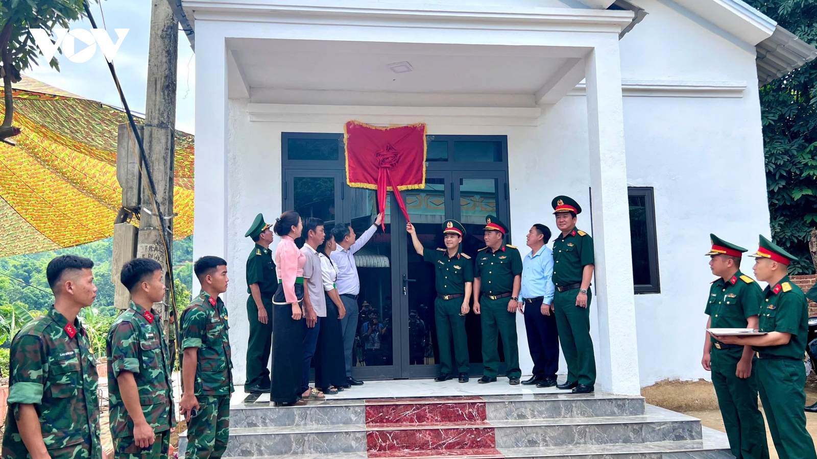 Bàn giao nhà ở cho nhân dân bị thiệt hại do lũ quét, sạt lở đất ở Sơn La