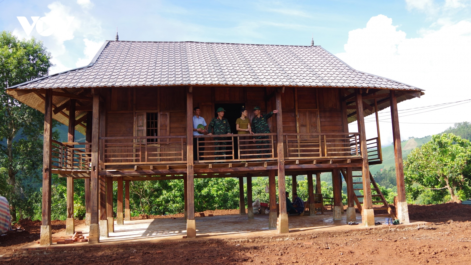 Bộ đội dựng nhà, giúp dân xây cuộc sống mới trên vùng đất lũ Sơn La