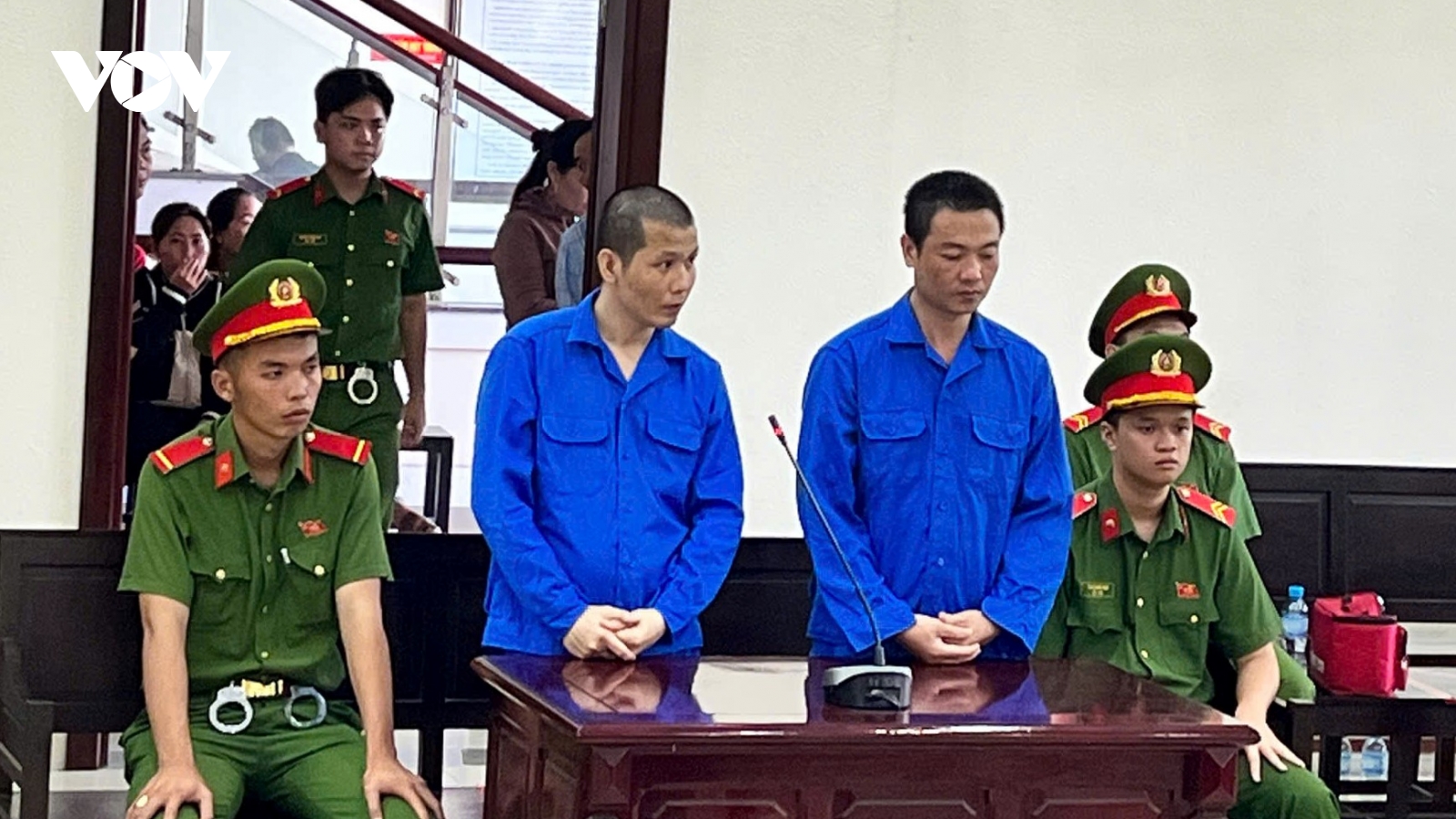 Hai bị cáo nhận 30 năm tù vì đâm người tại quán karaoke