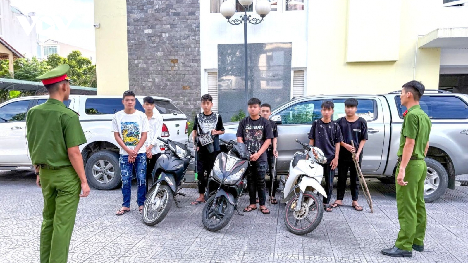 7 thiếu niên dùng hung khí đánh người, cướp tài sản trong đêm