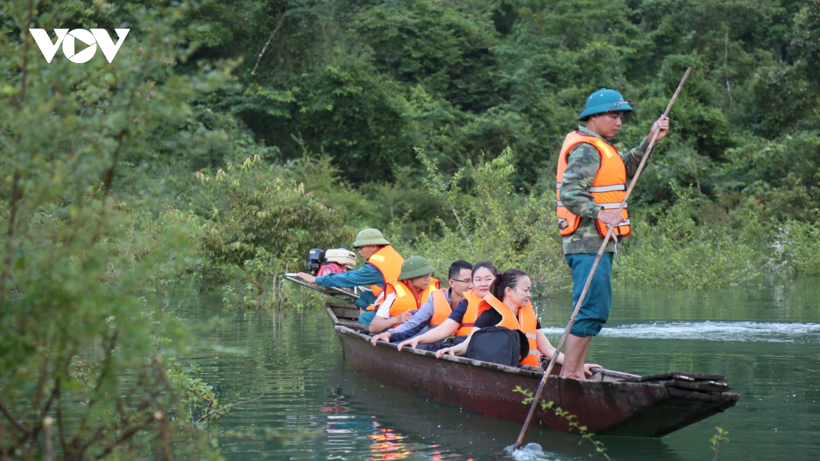 Thầy cô đi đò vượt lũ vào bản làng cô lập để chuẩn bị khai giảng năm học mới