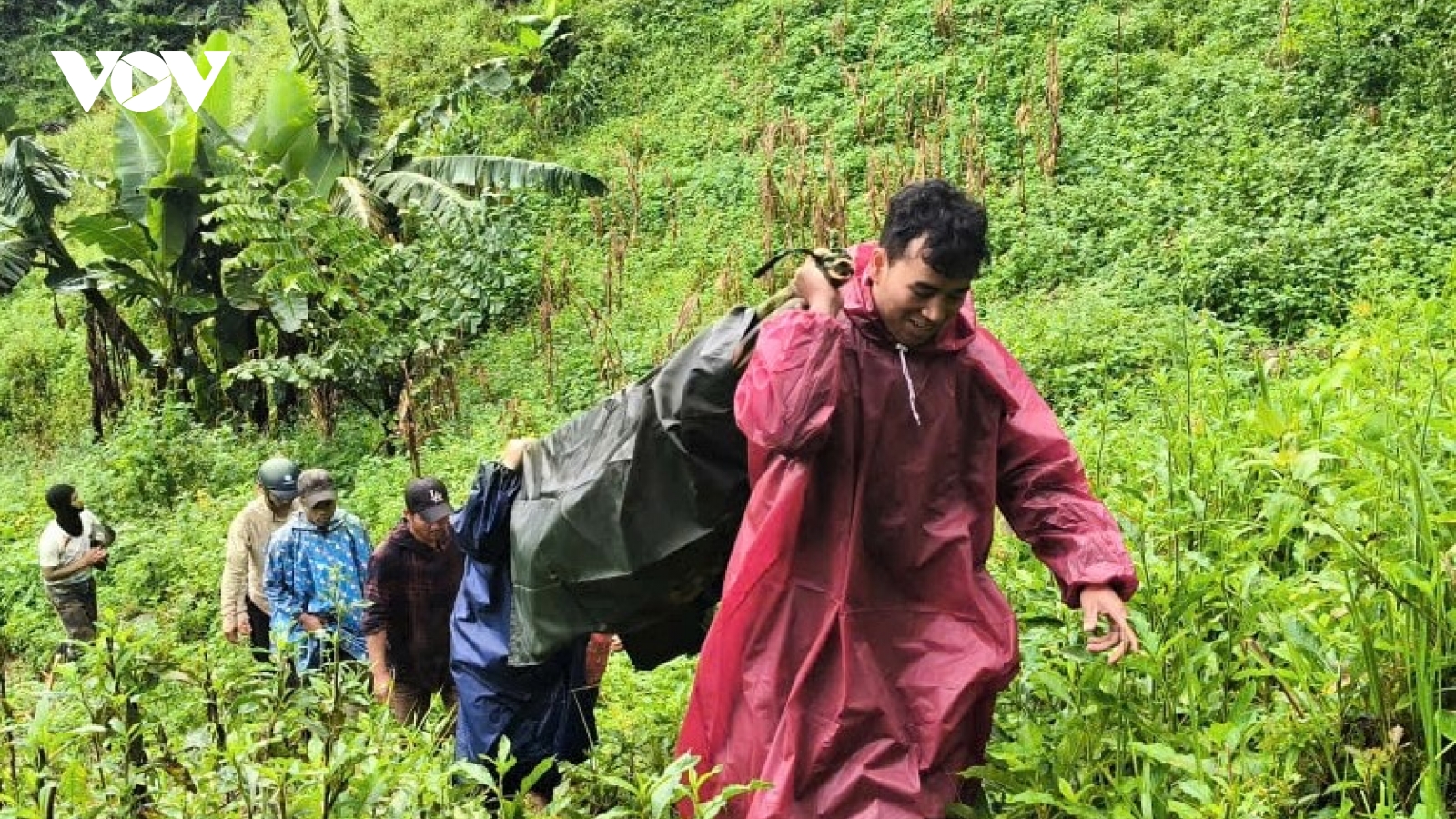 Đà Nẵng hỗ trợ đưa bệnh nhân người Lào vượt núi về bản