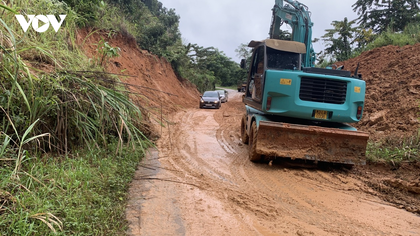 Quảng Ngãi: Thông xe Tỉnh lộ 674 sau hai ngày sạt lở nghiêm trọng