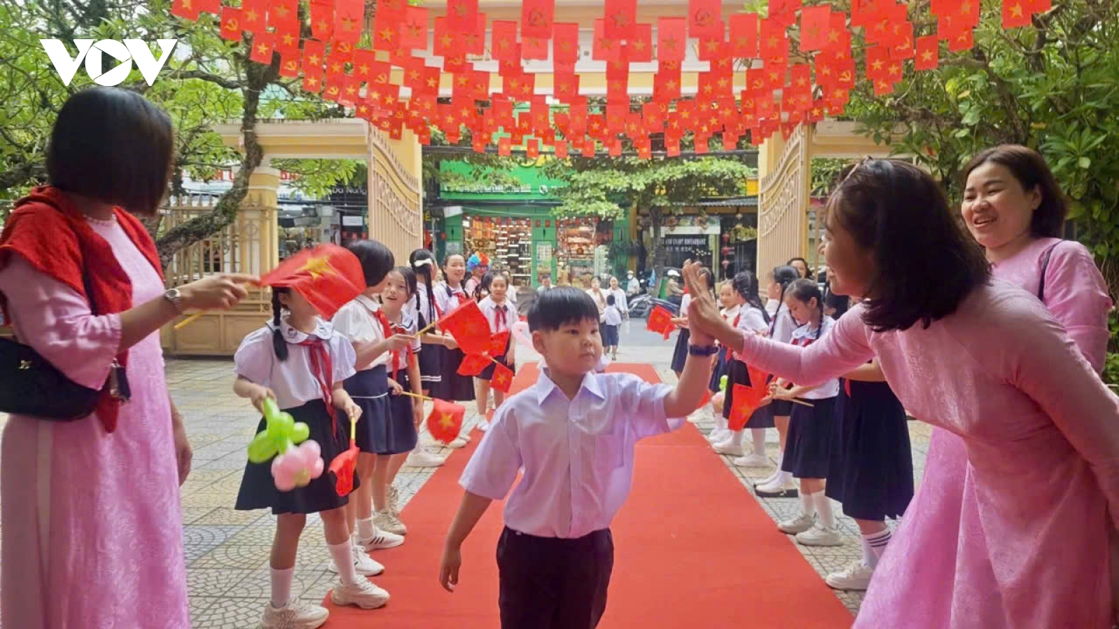 Bộ đội Biên phòng ở miền Trung cõng học sinh vượt suối dự khai giảng năm học mới