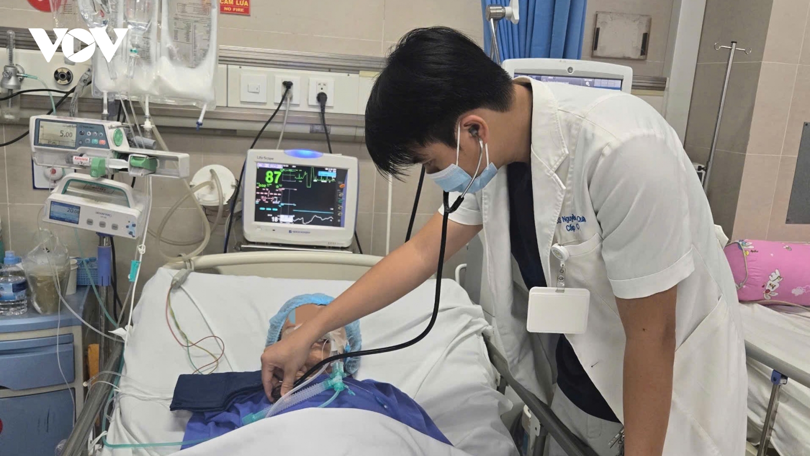 Cụ bà hôn mê vì uống nhầm chai nước chứa methadone của cháu