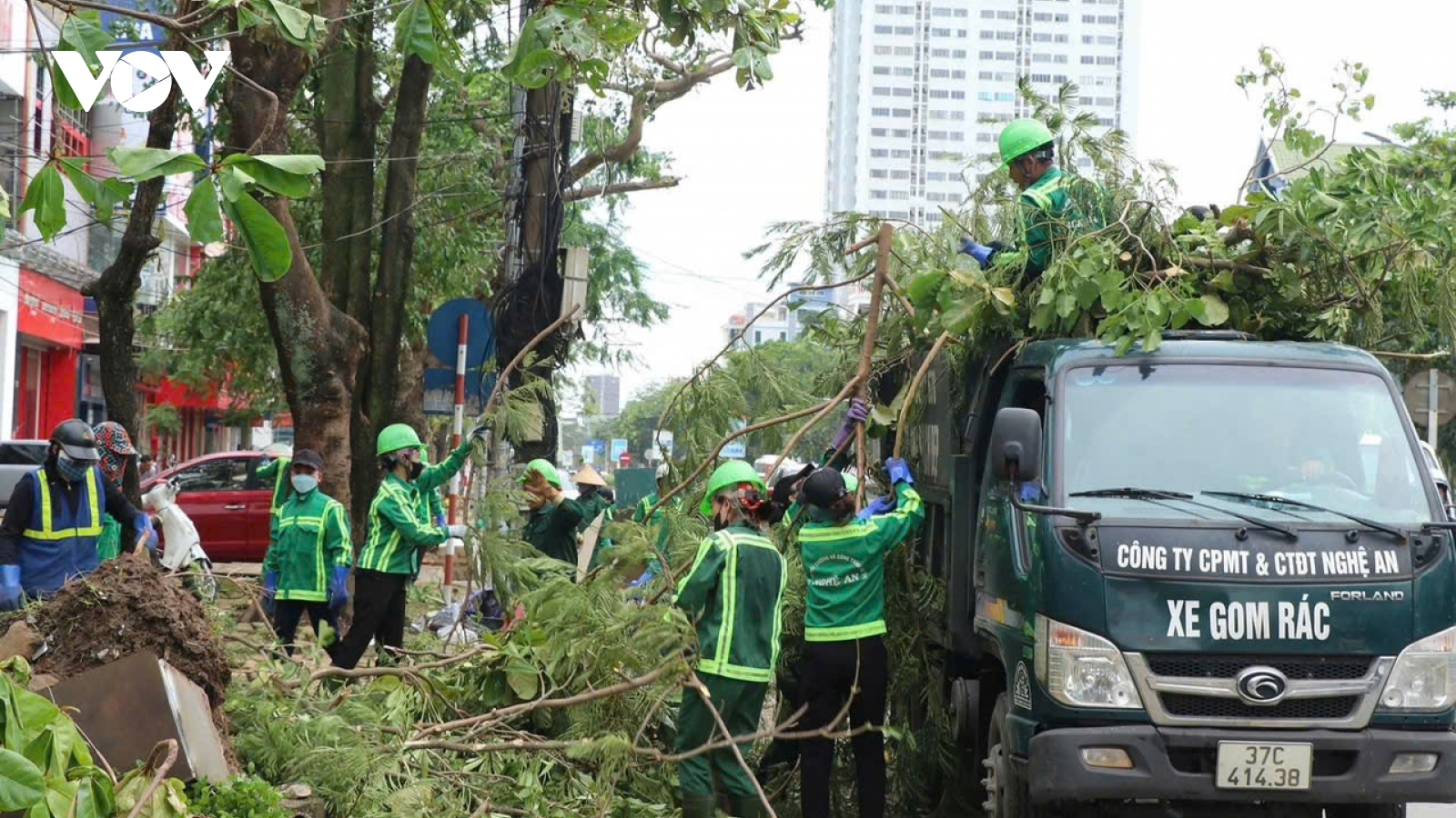 Hơn 600 công nhân dọn dẹp, làm sạch thành phố Vinh (cũ) sau bão số 10