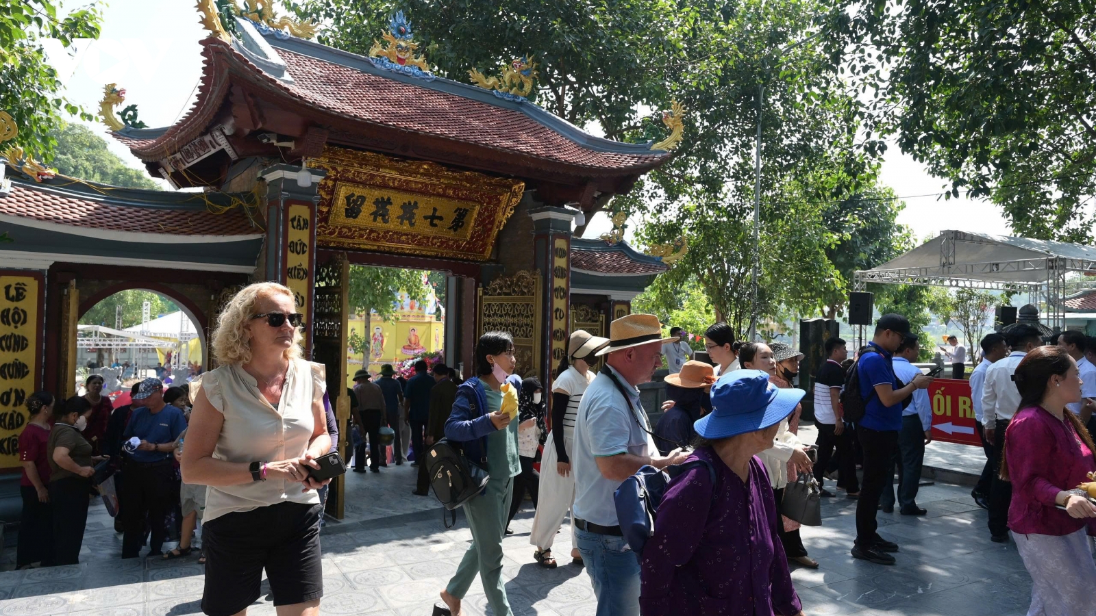 Hàng vạn du khách thập phương tham dự khai hội đền Bảo Hà