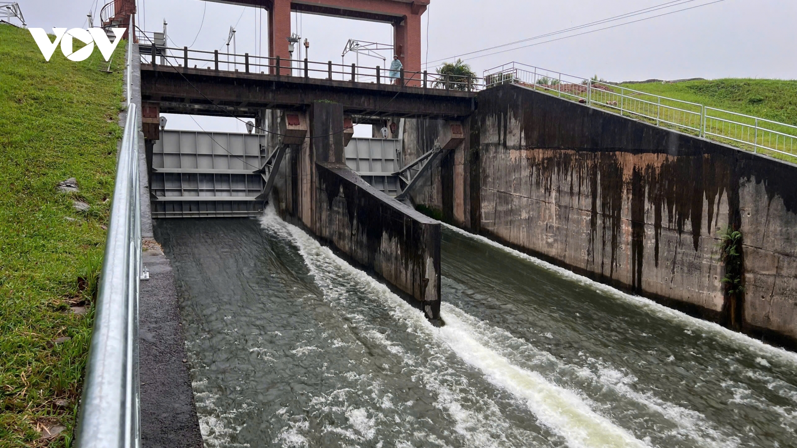 Hồ Núi Cốc xả tràn để ứng phó bão số 10