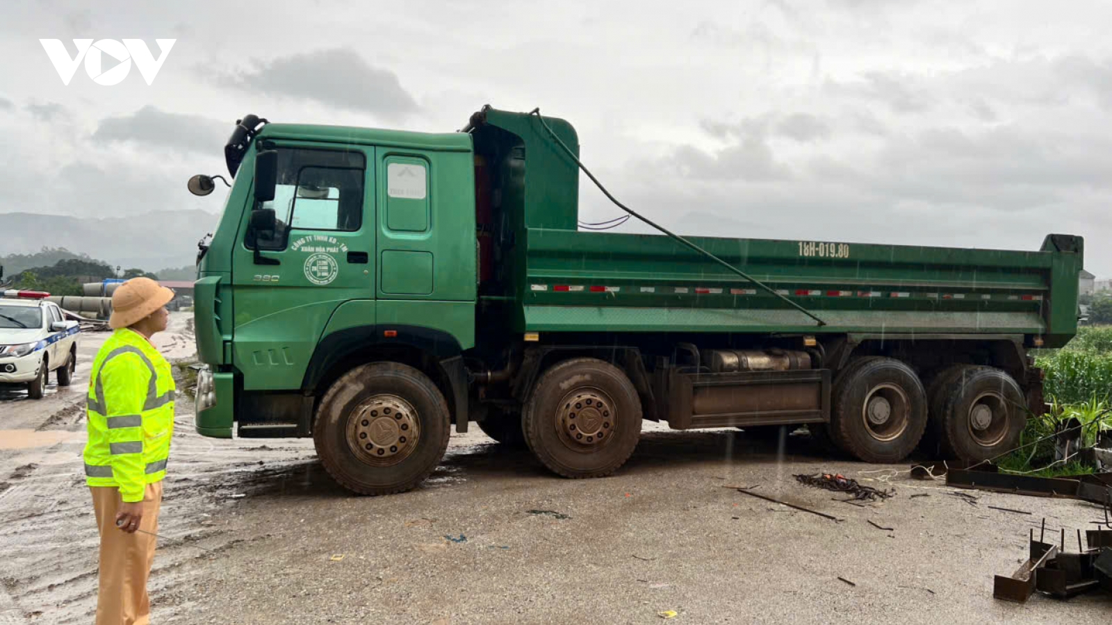 Sau phản ánh của VOV, CSGT Lạng Sơn vào cuộc xử lý xe chở vật liệu gây ô nhiễm môi trường