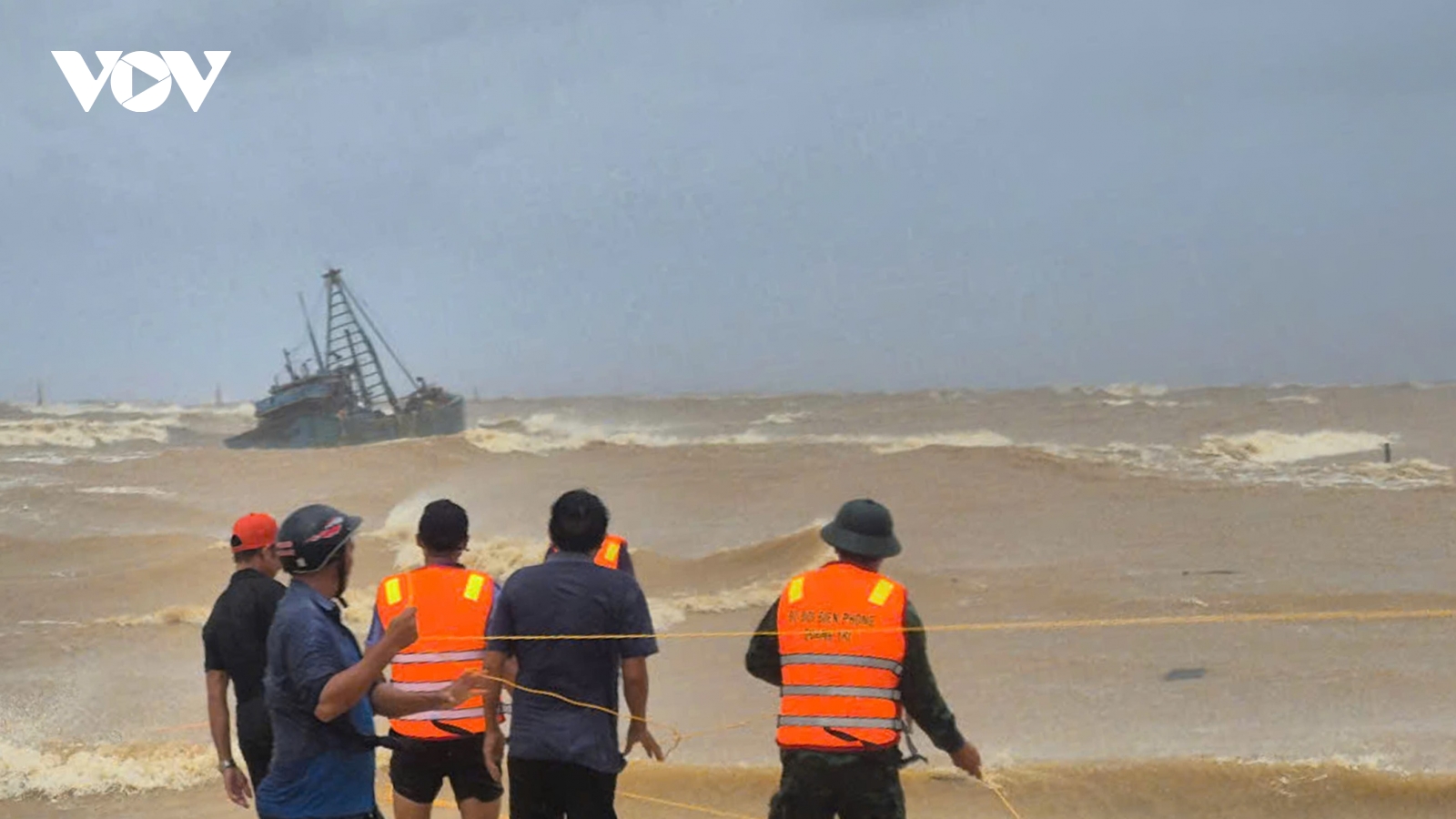 Hai tàu cá cùng 11 ngư dân gặp nạn khi vào lạch Cửa Việt trú bão số 10