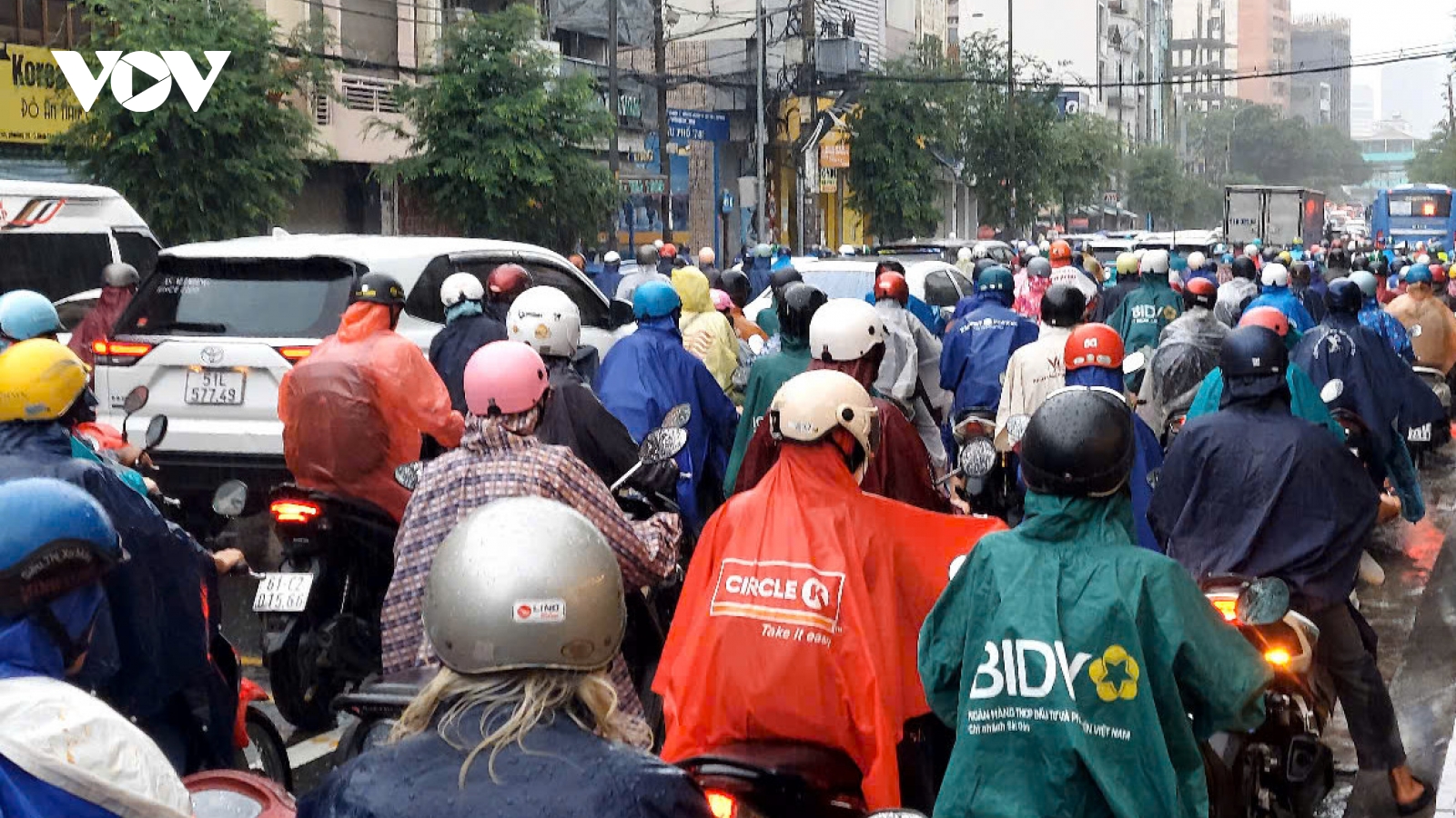 Hiểm họa thật từ những chiếc mũ bảo hiểm giá rẻ