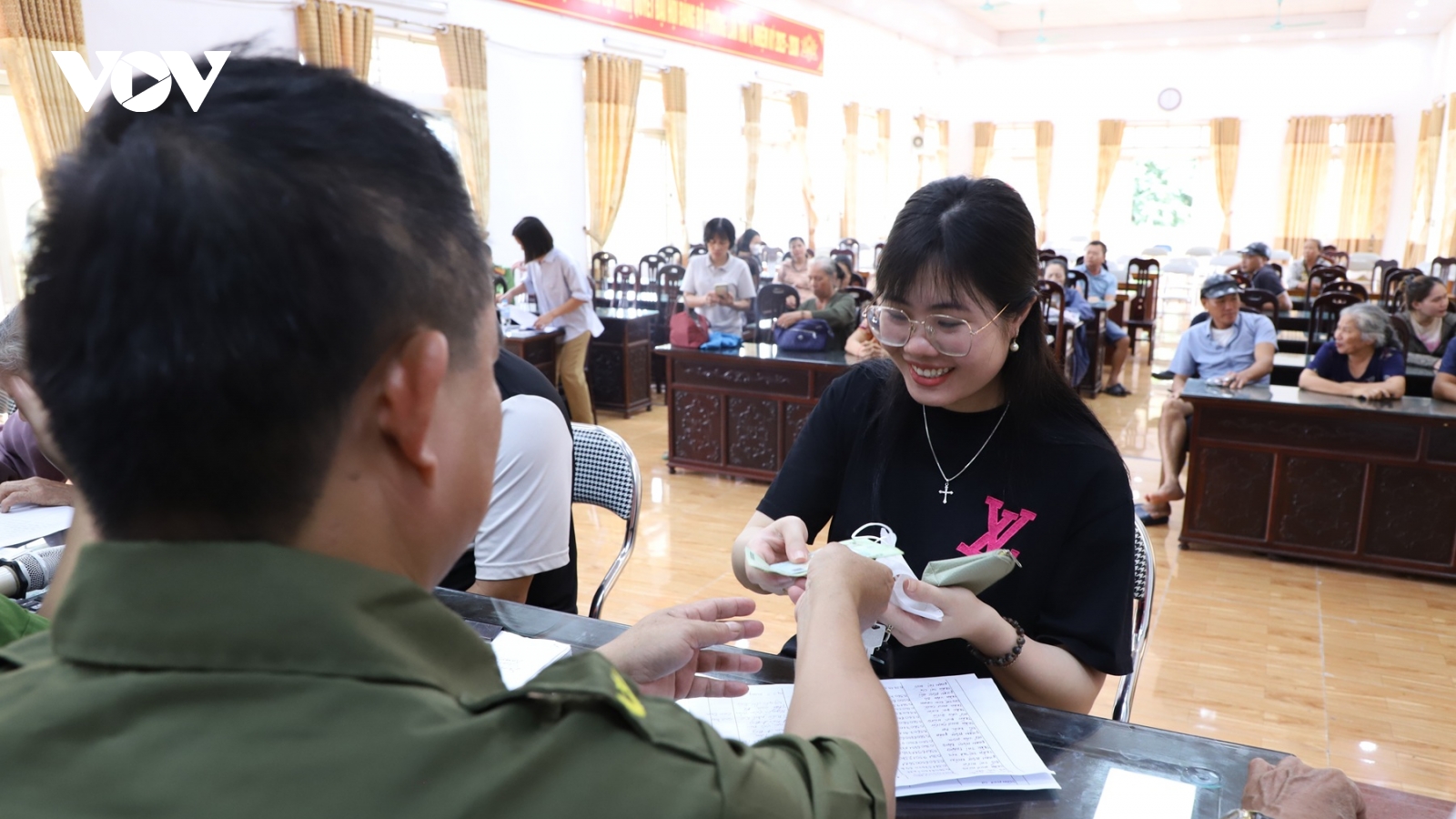 Người dân Ninh Bình phấn khởi nhận quà dịp Quốc khánh 2/9