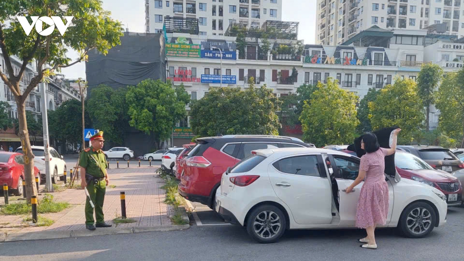 Kiểm tra đột xuất, lộ loạt vi phạm PCCC tại bãi giữ xe ở Hà Nội