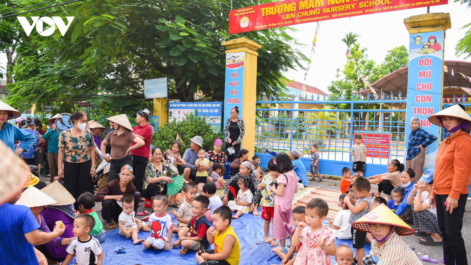 Nhiều phụ huynh ở Phúc Hoà (Bắc Ninh) cho con nghỉ học để phản đối học xa nhà