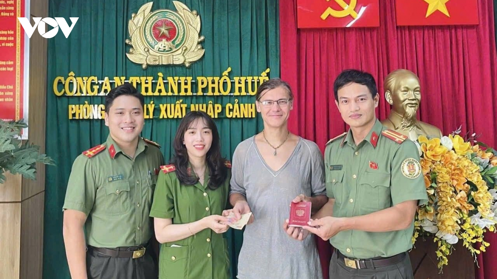 Trao trả tài sản cho du khách Nga trước giờ xuất cảnh ở Huế