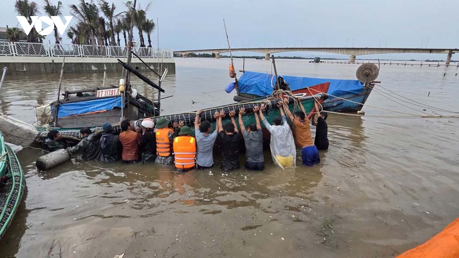 Quảng Trị tập trung tìm kiếm 12 người mất tích do bão