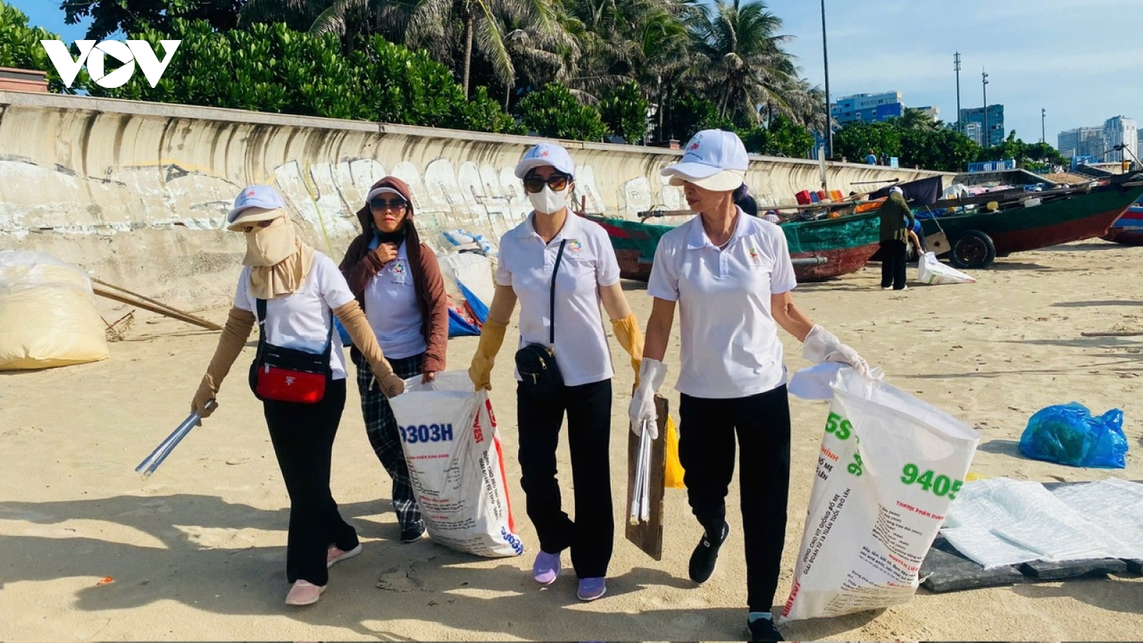 Hơn 600 người tham gia thu gom rác ở bãi biển Vũng Tàu