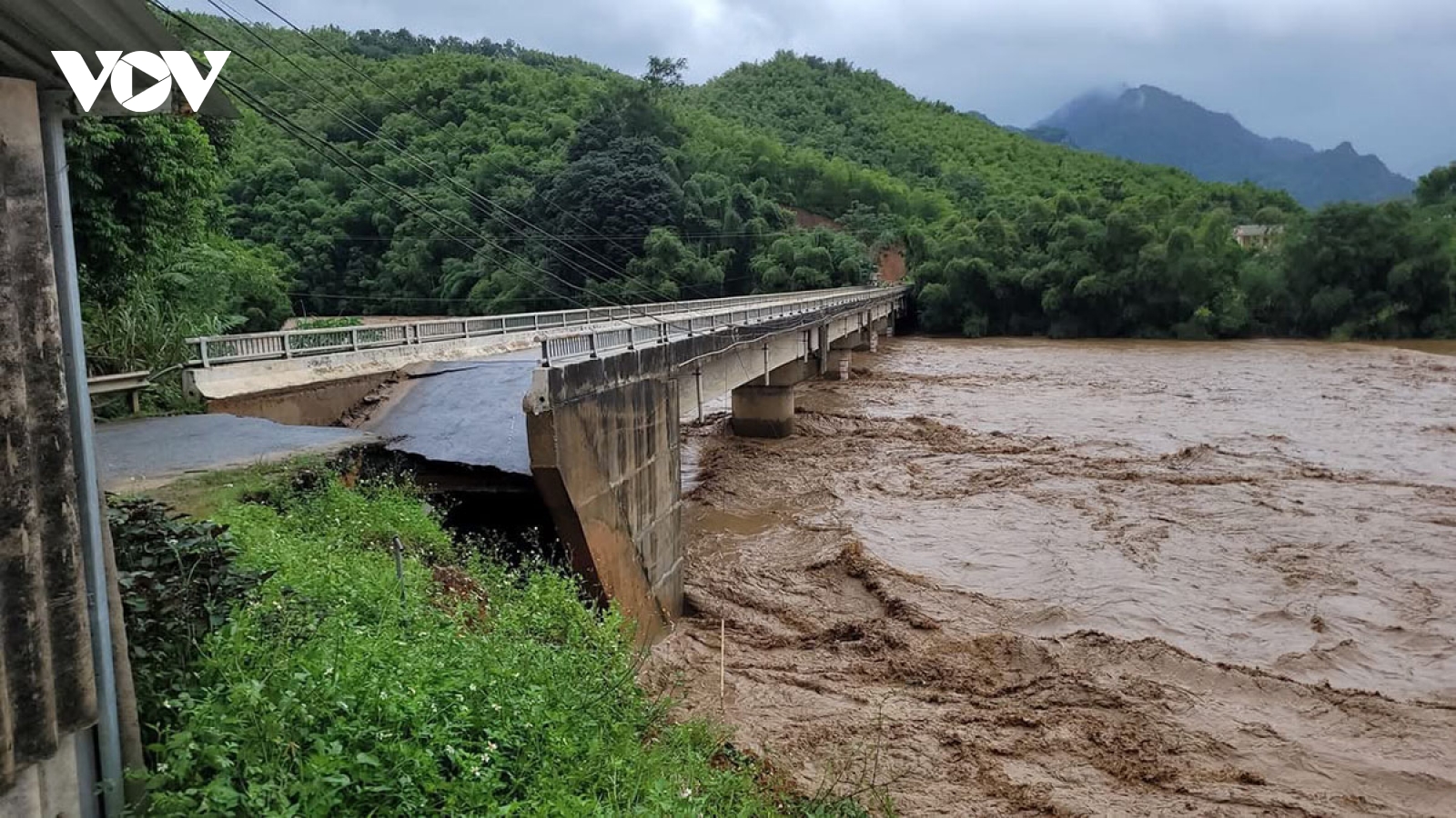 Sập nhịp cầu Sơn Thủy, hàng trăm hộ dân bị chia cắt