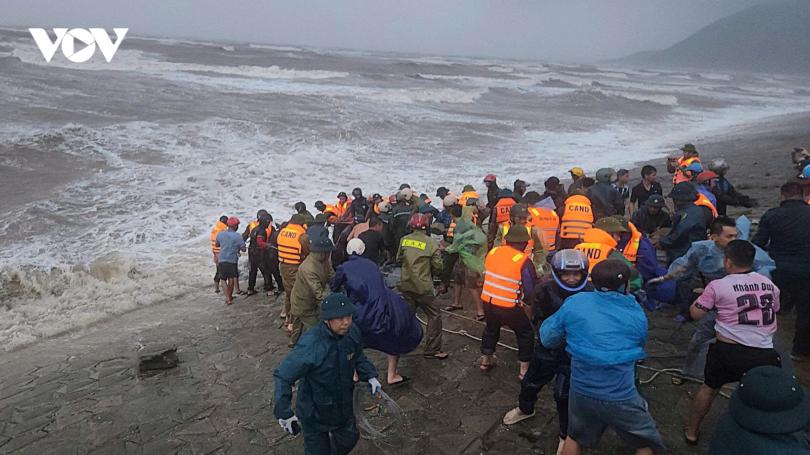 Sạt lở kè biển tại Hà Tĩnh, hàng trăm người chung sức gia cố