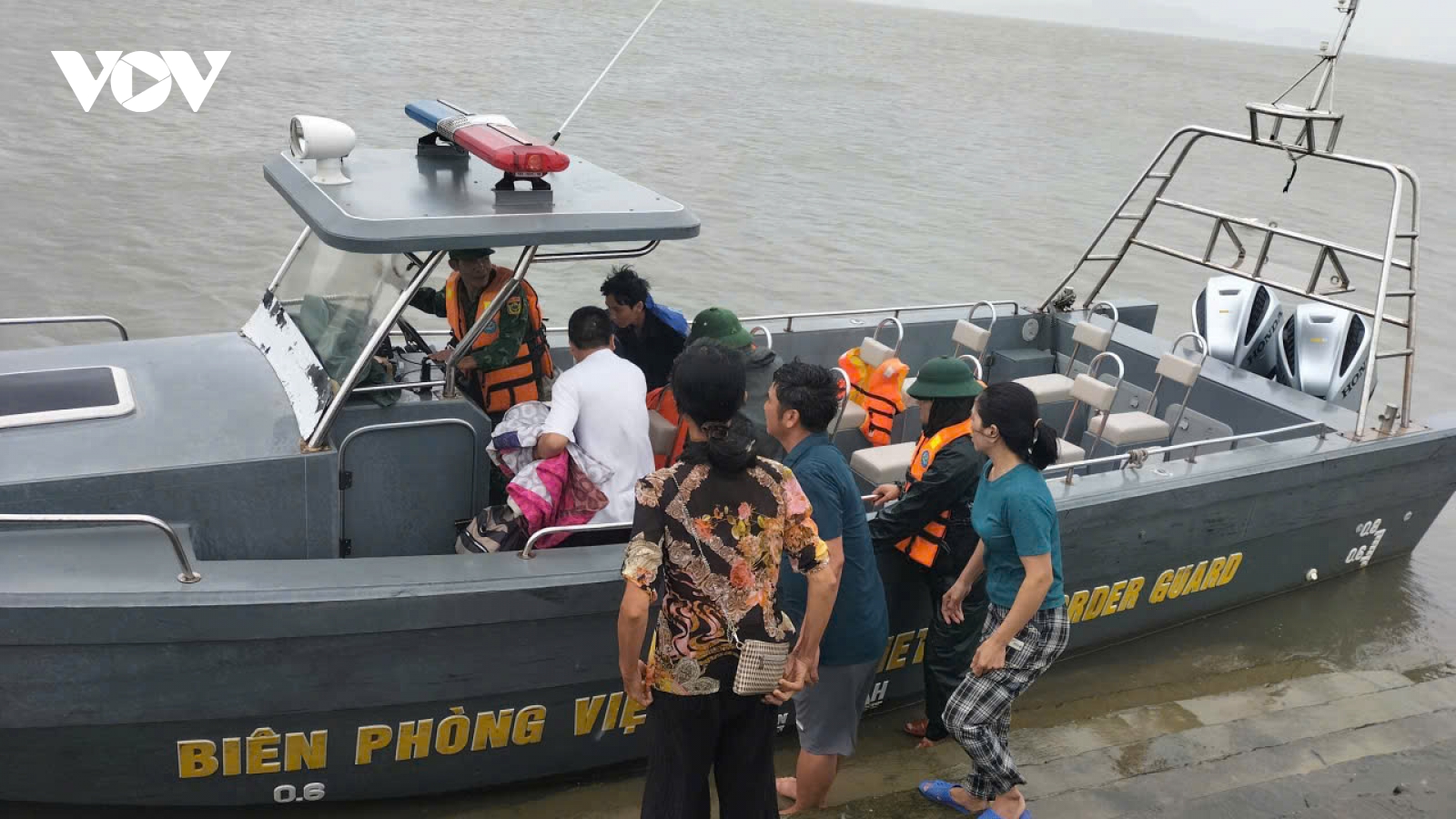 Quảng Ninh cấp cứu thành công một bệnh nhân nguy kịch từ đảo về đất liền